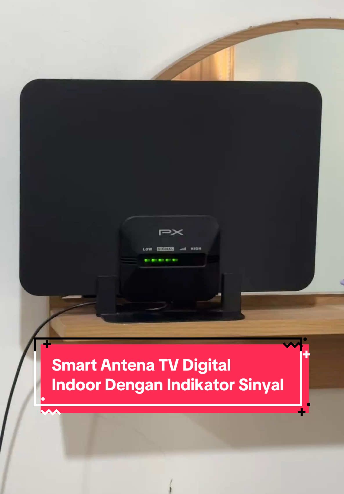 Pernah gak sih kalian udah beli antena bagus, lokasi juga mendukung, tapi sinyal tvnya cuma dapet dikit atau suka ilang2an? Itu karena arah atau posisi antenanya kurang tepat, kalo kalian bingung menentukan posisi arah antena di tempat kalian solusinya pake smart antena ini karena dia sudah dilengkapi dengan indikator kekuatan sinyal, makin tinggi bar sinyalnya makin kuat tangkapannya, ini saya coba di indoor di kab bekasi di cuaca mendung dan hujan masih bisa mendapatkan 29 siaran digital, mantab banget kan? Antena ini hanya untuk penggunaan indoor ya jadi kalian gak perlu repot2 instalasi kabel panjang atau panjat2 atap, tapi pastikan dulu di tempat kalian sudah tercover siaran tv digital dengan baik, misal kalian tinggal di kota2 besar seperti jabodetabek, bandung, jogja, semarang dan surabaya cocok nih pake antena ini, oh iya pastikan tvnya udah digital ya, kalo tvnya jadul wajib pake STB dulu #antenadigital #antenaindoor #antenatvdigital #antenapx #px #pxuda7000a 