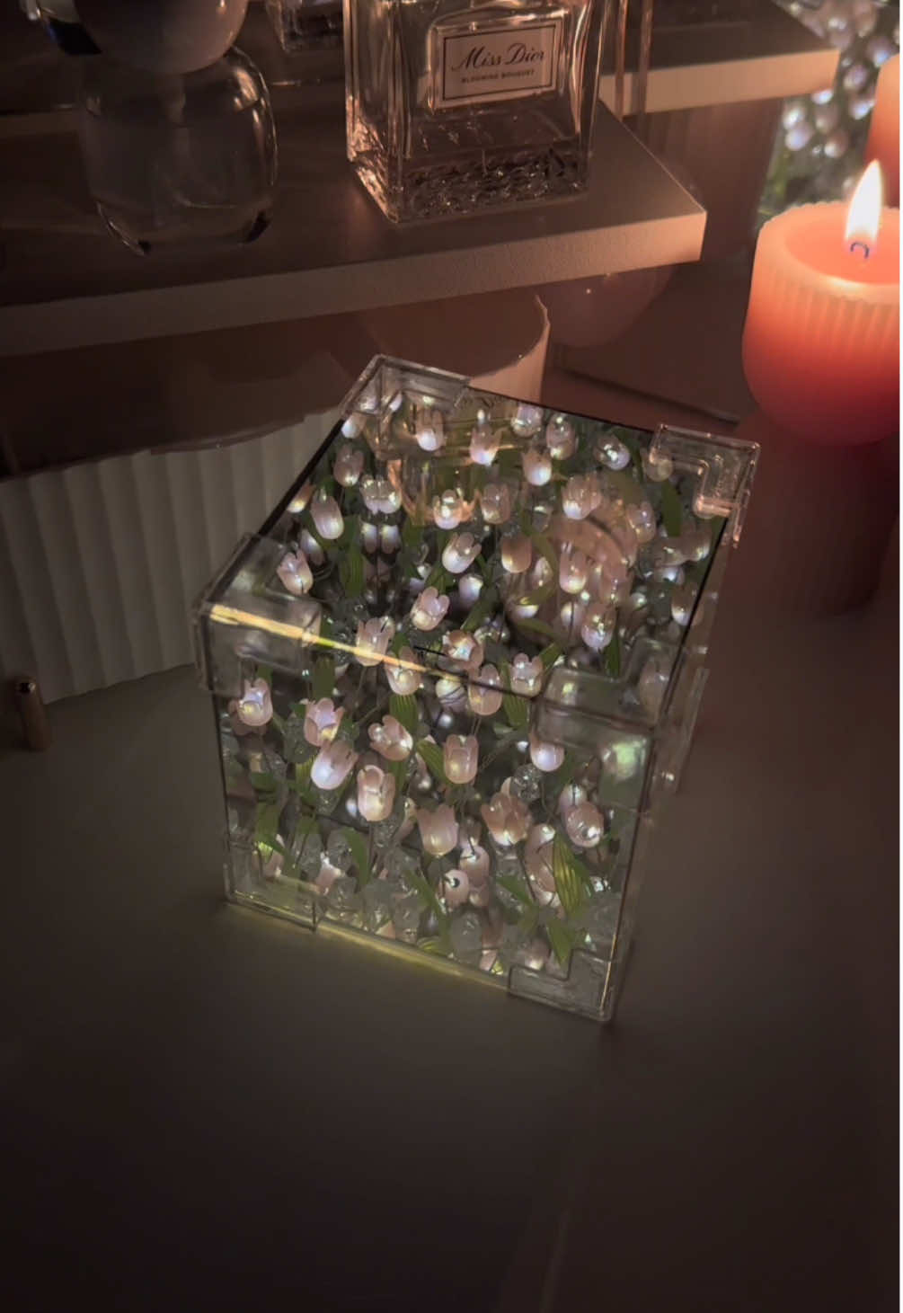 The best night lamp I’ve ever seen 😍🌷✨ #tulipsmirrorlamp #nightlamp #DIY #diyproject #lamp #valentinesgiftideas 