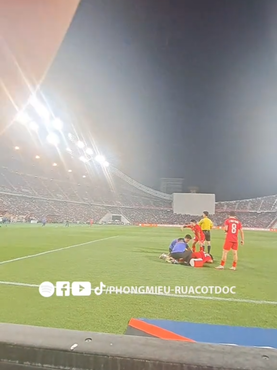 Không có trên TV: 120 giây Xuân Son đau đớn lăn lộn vì chấn thương, CĐV Thái Lan đồng thanh chởi 
