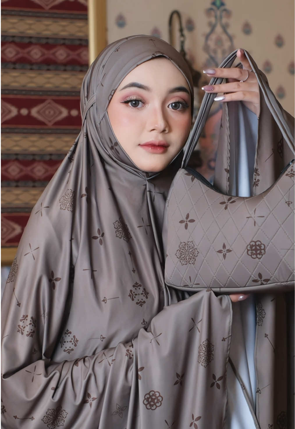 “🌸 Feel the Comfort, Love the Style! 🌸 Azeela Series hadir dengan bahan Royal Premium Printing Exclusive yang lembut, adem, dan elastis, pilihan tepat untuk kenyamanan sepanjang hari. Tidak hanya praktis, tapi juga elegan untuk ibadah dengan sentuhan premium. 🌟 Dapatkan harga lebih hemat jika kamu Join Live sekarang!🥳 #mukena #mukenahcantik #royal #premiumquality 