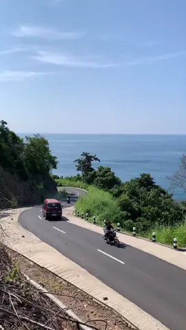Jalan estetik di daerah Cukuh Balak Tanggamus, viewnya hamparan laut yang indah! #view #beachvibes #cukuhbalak #tanggamus #lampung #viral #fyp #foryou #tanggamus_lampung #tanggamusgeh 
