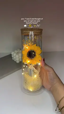 your fave flower that lights up 🌻✨☁️ #driedflowers #flowerlamp #flowerledlight #ledlight #ledlamp #flowerinaglass #valentinesgiftideas #valentinesgiftforher 