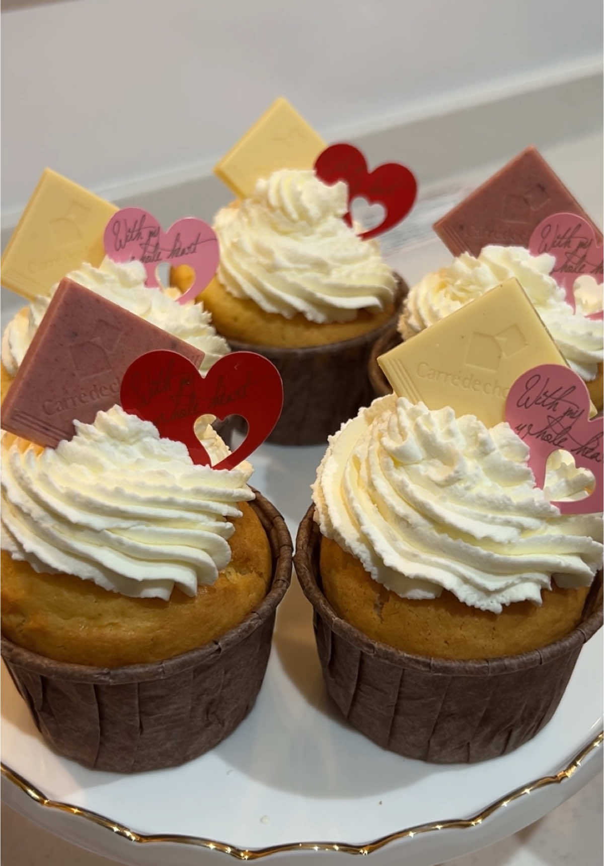 バター不使用の生クリームカップケーキ🧁 生クリームトッピングしなかったら、生クリームマフィンになるよ。 . 5〜6個作れるよ🧁 【マフィン生地】 ・生クリーム 100ml （乳脂肪分40％以上のもの） ・砂糖 50g ・卵 1個 ・薄力粉 100g ・ベーキングパウダー 小さじ1（4g） . 【トッピング用】 ・生クリーム 100ml ・砂糖 大さじ1 ・カレ・ド・ショコラ （おしゃれかだからおすすめ） . 100均のマフィン型おすすめだよ💡 「金属の型がなくても焼ける！」みたいな事書いてるマフィンカップあるからチェックしてみてね✨ . #マフィン#お菓子作り#バレンタイン