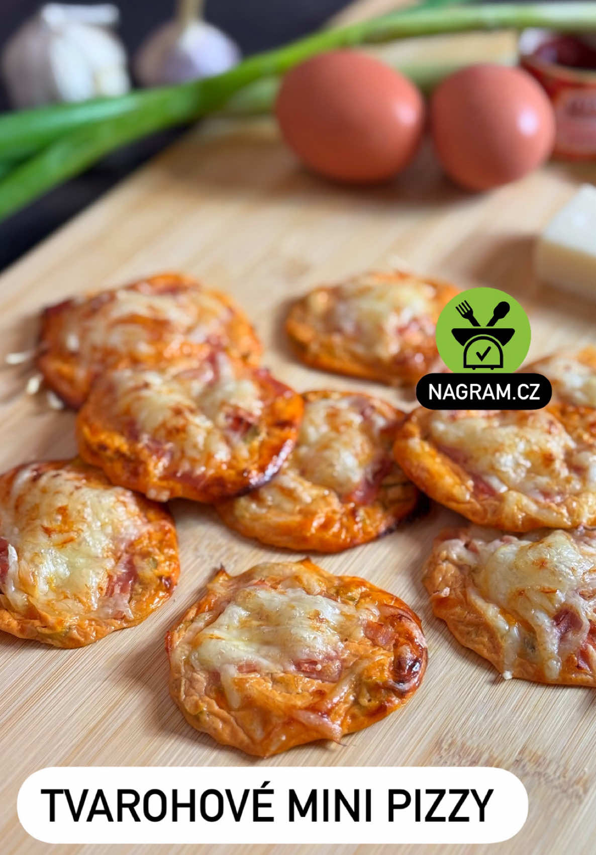 Tvarohové mini pizzy 🤤👇🔥🍕 přinášíme Vám recept na jednoduché mini pizzy🤩. Recept najdete na nagram.cz pod názvem: ,, Tvarohové mini pizzy  “.  Odkaz stories / BIO Hodnoty na jednu porci jsou: 180 Kcal 🔋, ‼️22 g  bílkovin 💪, 5,2 g sacharidů 🍚, 7,9 g  tuku 🧈 A na koho by tato energie a makra byly moc / málo, nezapomeňte možného využití našeho interaktivního prostředí📊. A recept si jednoduše upravte, přímo na míru pro Vás! 🤓 TIP 1.💡 Pokud bychom chtěli udělat vege verzi v našem interaktivním systému vypněte šunku a systém ihned všechny kalorie a živiny přepočítá.📈 😎🙌. TIP 2. Pro zvýšení bílkovin zvyšte množství šunky  nebo sýra, nebo obojího a věřte nám dokážete vykouzlit bílkovin kolik potřebujete 😎🔥😁 ——————————————— NaGram.cz je komplexní výživová webová aplikace, která nabízí  ✅ 1300+ měnitelných receptů 🧾🥗 ✅ 12 filtrů pro specifická zdravotní omezení 🩺❤️‍🩹 ✅ panel kalorií a živin, co reaguje na změny 📊🔢 ✅ možnost zadat denní cíle kalorií a živin 💯✏️ ✅ interaktivní prostředí pro tvorbu jídelníčku 📝🍝 ✅ grafy  pro monitoring vývoje 📉 #nagram #iifym #nutricniterapeut #recepty #výživa #jidelniceknamiru #fitrecepty #czechfitness #vyziva #strava#tvaroh #pizza