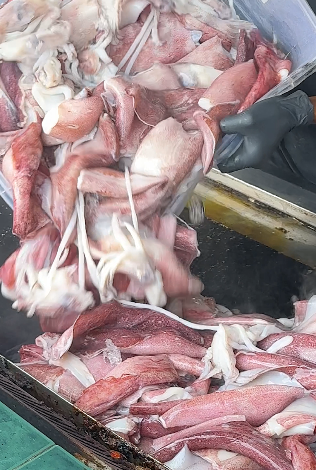 Popular Lunch Menu!  Spicy Grilled Squid - Malaysian Street Food Price : RM 37 / USD 8.2 Location : Ikan Bakar Petai Banjir - Jalan Sungai Ramal Dalam, Dalam, Kampung Sungai Ramal, 40300 Kajang, Selangor, Malaysia google map : https://maps.app.goo.gl/8JeK5SGiwBvWFD7WA