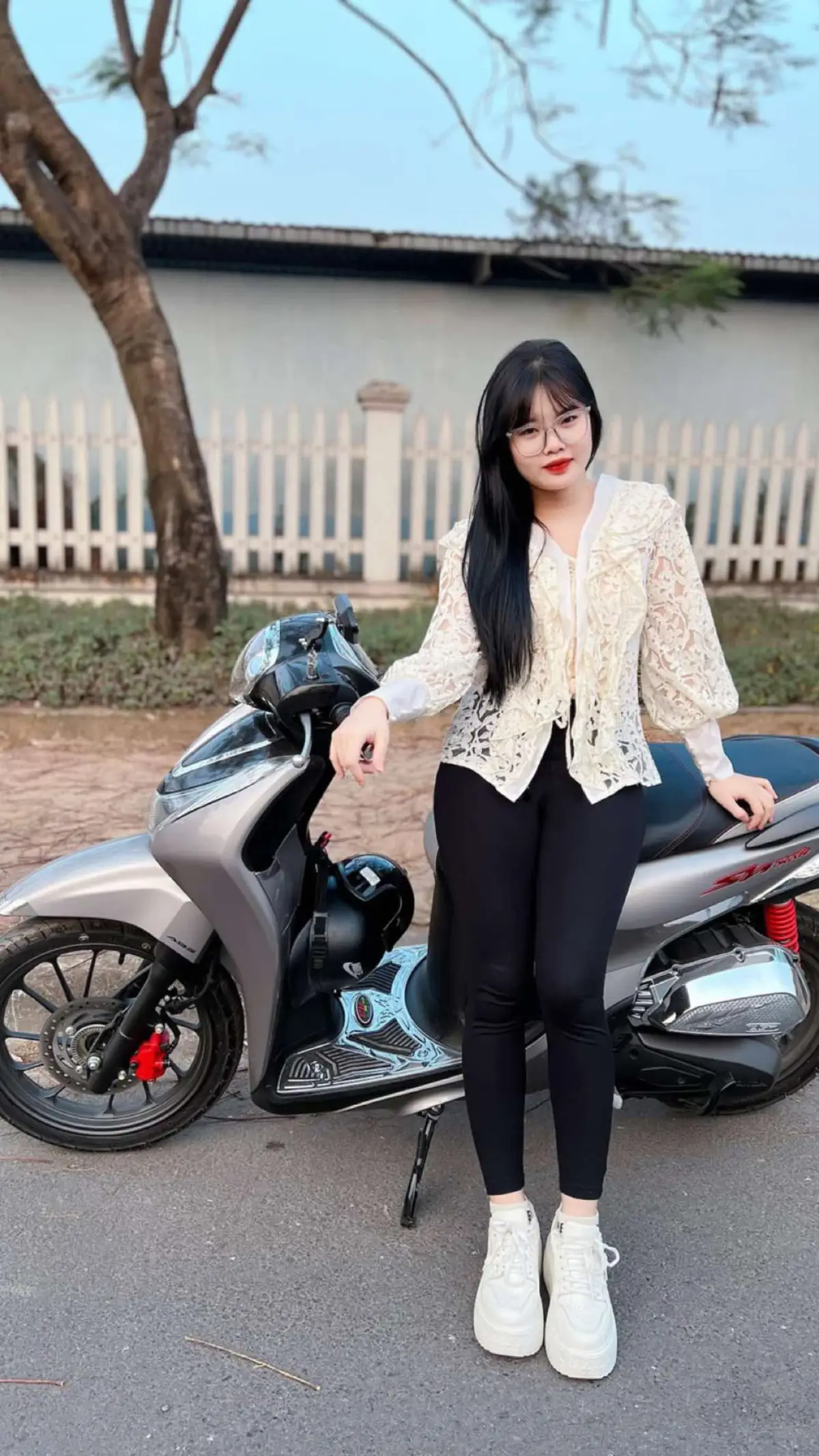 Không chê em nghèo lên xe em ngồi🤭#mẹdonthan 