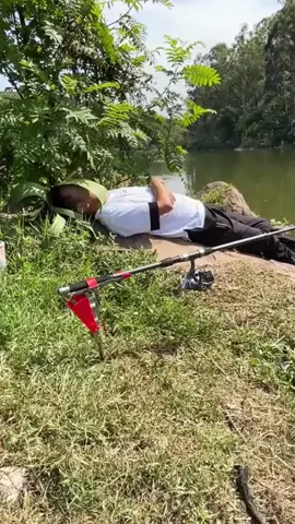 Chống cần câu giật tự động LEO-27475 Chống cần câu giật tự động cho bộ cần máy câu ngâm thích hợp cho cần thủ cắm câu nhiều cần. Thiết kế thông minh dễ sử dụng, rất linh hoạt và hiệu quả. Chất liệu: Thép không gỉ, bền bỉ dùng lâu dài. Lò xo mạnh đóng cá khỏe.