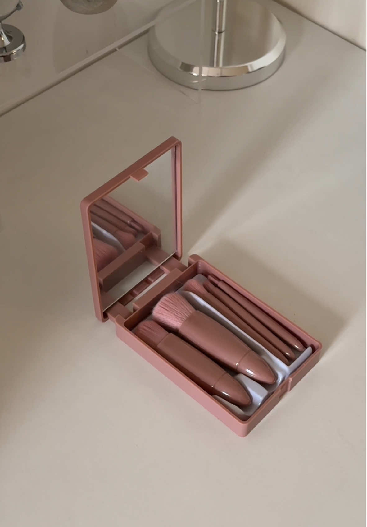 your ultimate travel companion; brush set with mirror ✨ cute & affordable mini makeup brushes ✨💄 #makeupbrush #minimakeupbrush #travelbrushes #makeup #tiktokfinds #trending #viral #makeupkit #fyp #fypシ 