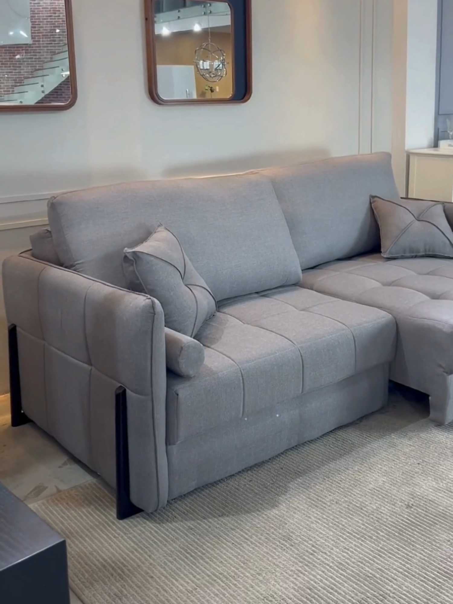 Comece 2025 com o pé direito e o sofá perfeito! Conheça o Sofá Orfeu, uma combinação de elegância, conforto e praticidade: Feito com tecido Linho Premium e pés de madeira, ele une elegância e aconchego para transformar sua sala. O assento D-33 retrátil é puro conforto, ideal para relaxar ou maratonar séries. E mais: ele vira um sofá-cama super prático para receber visitas! Muito mais que um móvel – é elegância e aconchego no mesmo lugar. Vem conhecer e transformar sua sala! 🏡 🛋️190, 210, 230, e 250 cm. 🚚 Da fábrica direto para a sua casa! 🧡19 anos no mercado. #netsofas#sofasemcaixa #sofaorfeu #retratilereclinavel #homedecor #saladeestar #sofa3em1