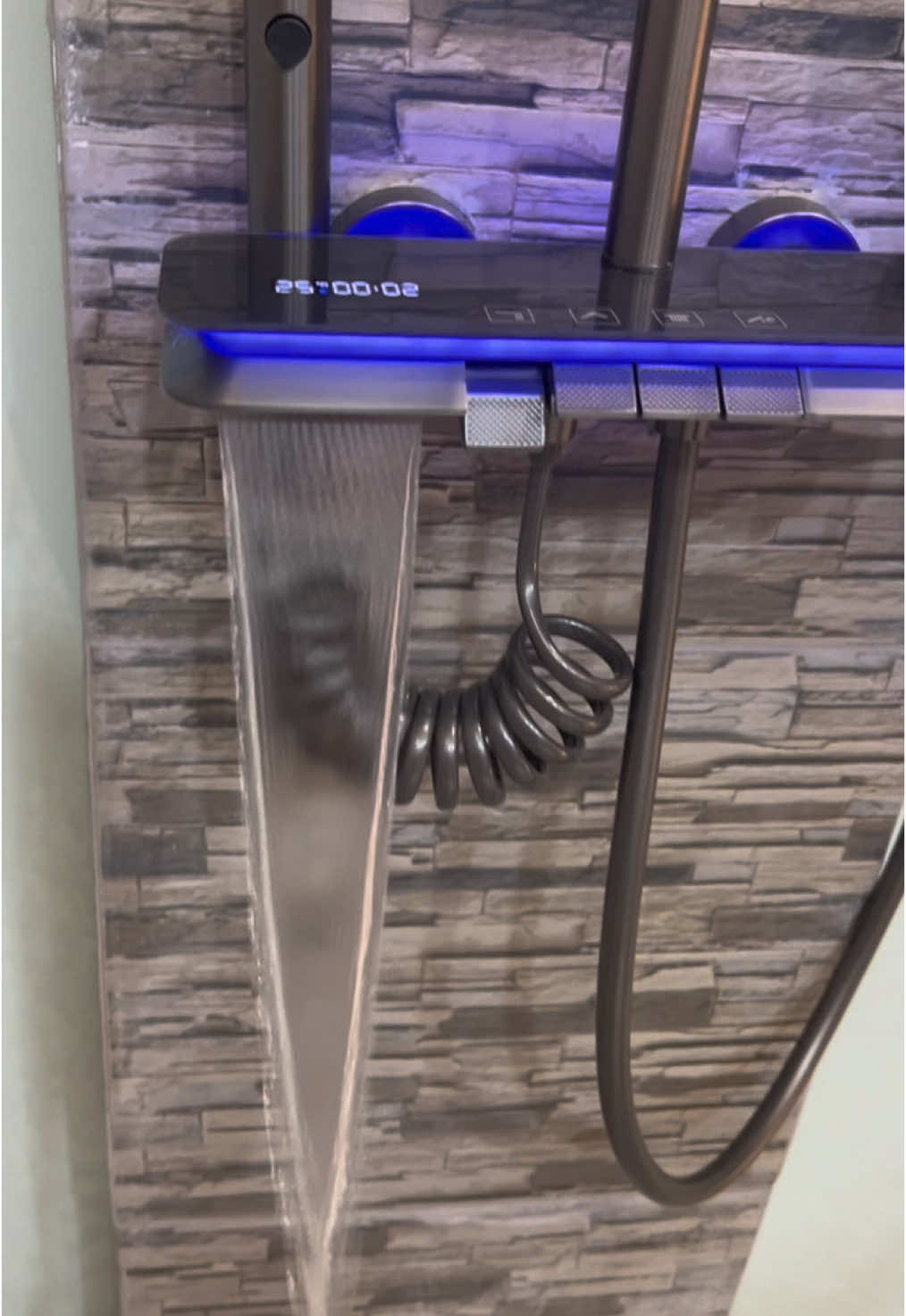 Shower apa tuh yg kelihatan mewah dan elegan??? Oh ternyata shower terbaru dari HEMMEN 😍 Langsung aja lihat show productnya di IDD PIK 2. #hemmenyoursolutionforsanitary #hemmen #newproduct #hemmensanitary #rekomendasi #showermodern #showerset #showerled #showerelega