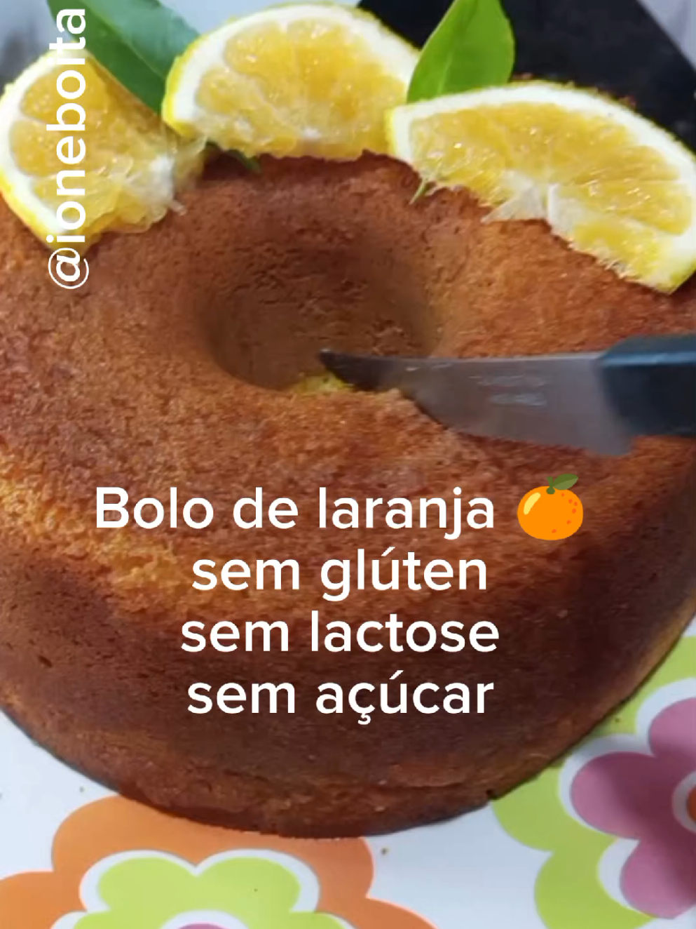 Bolo de laranja 🍊 sem glúten, sem lactose, sem açúcar. Ao iniciar pré aqueça o forno 200⁰ c Ingredientes para a massa  1 xícara de adoçante culinário, forno e fogão  Raspas de três laranjas  4 ovos  1 xícara de suco de laranja coado 1/2 de óleo de sua preferência  1 xicara e meia de farinha de arroz  meia xícara de polvilho doce  1 colher de sopa de fermento em pó ( aquele para bolo) Modo de preparo  Na bacia coloque o adoçante culinário, as raspas de laranja acrescente os ovos e bata muito bem.  Em seguida vá adicionando o óleo de sua preferência aos poucos, depois coloque o suco de laranja e entre com as farinhas também tudo aos poucos sem desligar a batedeira o tempo todo com a batedeira ligada, por último acrescente o fermento e leve ao forno em uma forma untada e enfarinhada, por aproximadamente 35 minutos. Para a calda  Suco de uma laranja, uma colher de sopa adoçante culinário, forno e fogão, uma colher de óleo de sopa sua preferência, misture bem e coloque no bolo ainda quente.#ioneboita #Cascavel #semgluten #semlactose #cozinhatiktok #alimentacaosaudavel #semacucar 