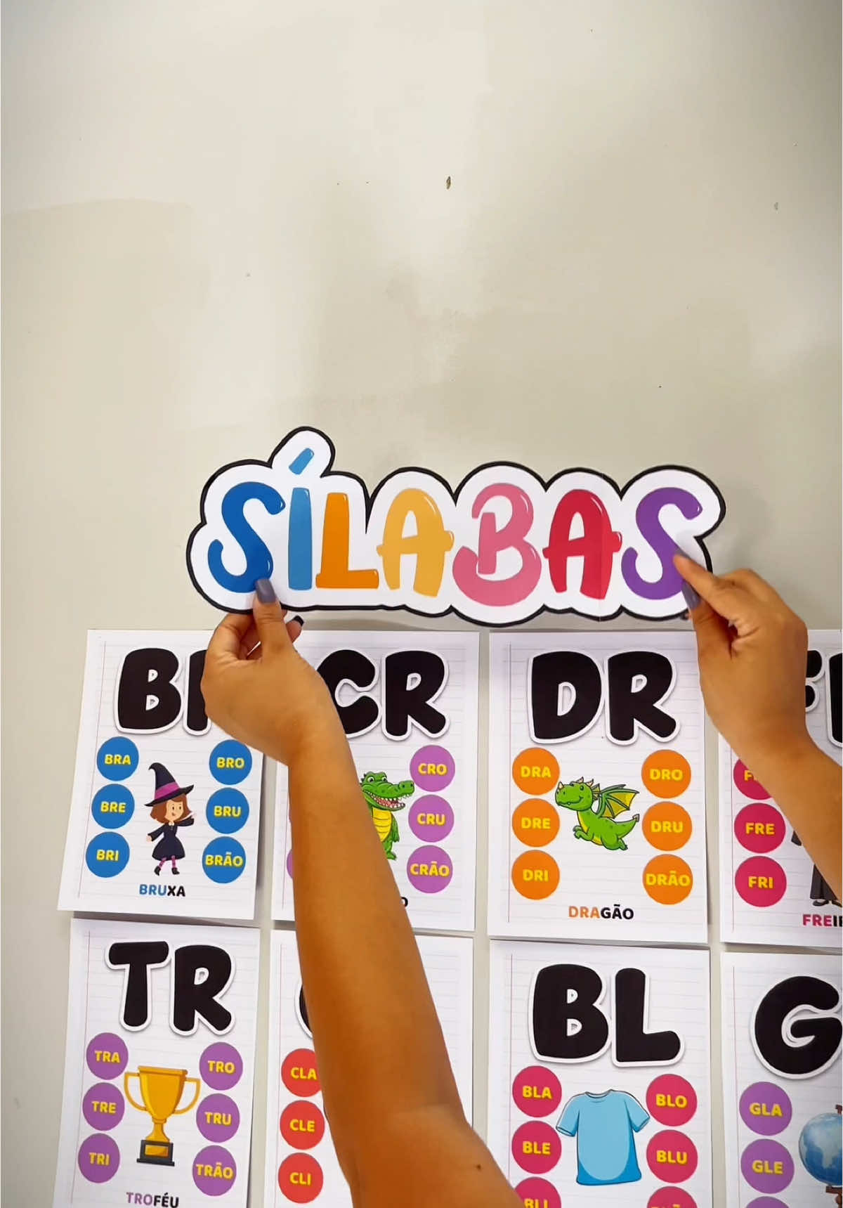 Olha só o silabário de sílabas simples e complexas como estão uma fofura 😍 Além desses temos também vários outros recursos que vão deixar sua sala de aula ainda mais linda! #professor #professora #pedagogia #pedagogo #voltaasaulas #prof #educacao #ludico #alfabetização 