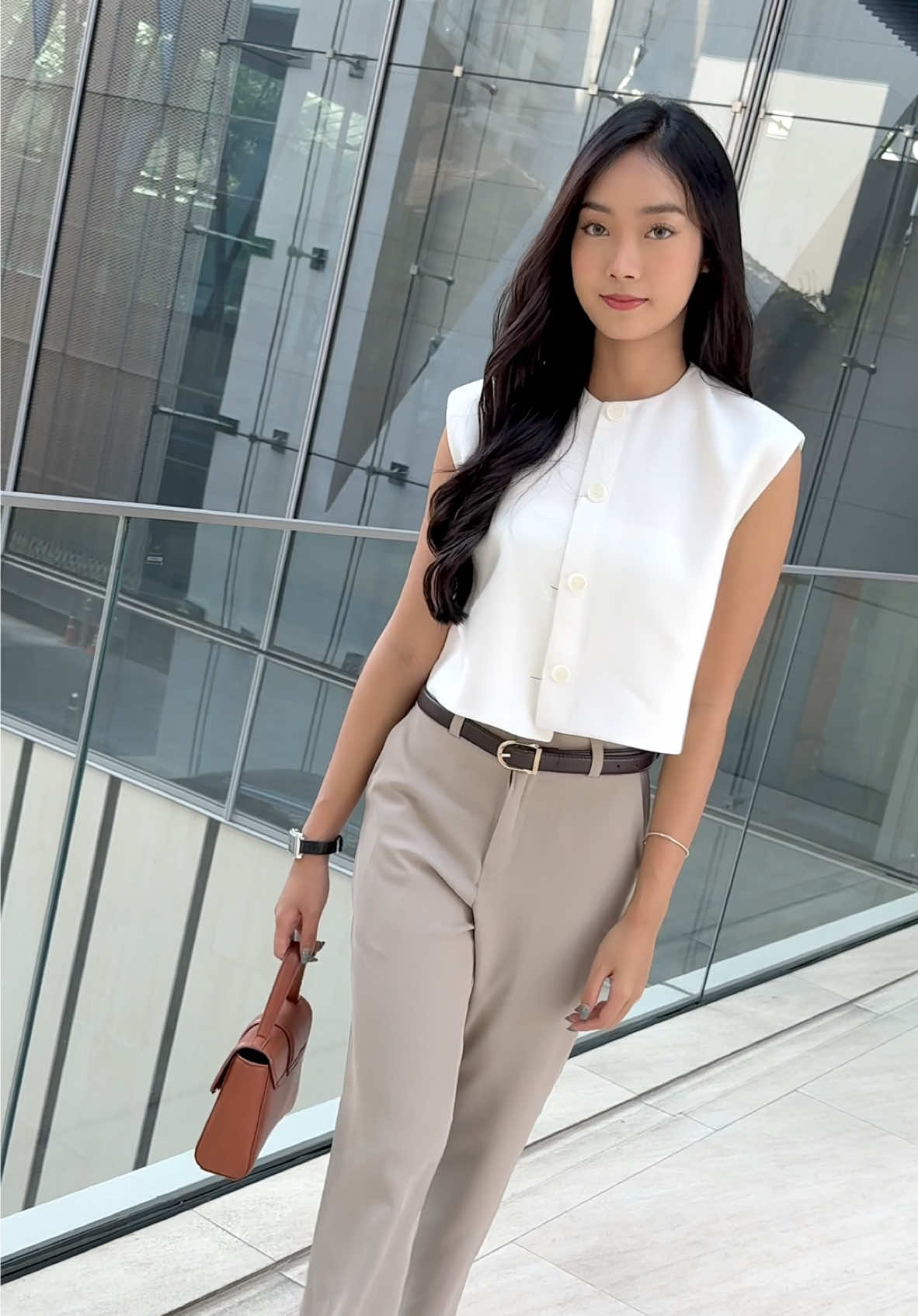 มาเสิร์ฟลุคแรกของปี ด้วยโหมด working look กันค่าา 📚👀 ลุคนี้เป็นฟิล ceoสาวท่านหนึ่ง ให้ลุคคลีนๆ สวยแพง แต่ยังมีความน่ารักเล็กๆ กางเกงรุ่นนี้คือทำถึงมากค่าา จะเป็นทรงขากระบอกเล็กน้า ผ้าใส่สบายสุดๆ ยับยาก สาวออฟฟิศถูกใจสิ่งนี้✅  ✨ Light Comfy Pants - taupe ✨ #greyrayxcomfy  #greyrayfashionstudioth #คลาสแฟชั่น #TikTokFashion #tiktokshop #OOTD 