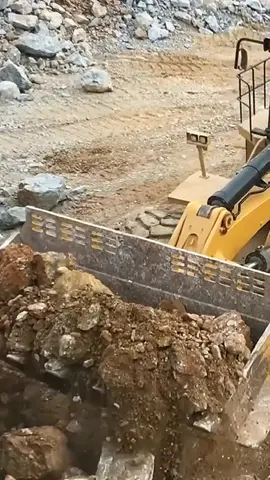 Caterpillar 992G Wheel Loader Loading Cat Dumpers On A Metal Mine - Sotiriadis #cat #caterpilla #Truck 