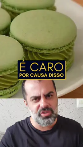 Macaron 125 grama(s) de farinha de amêndoas 125 grama(s) de açúcar de confeiteiro 100 grama(s) de clara de ovo 150 grama(s) de açúcar refinado corante em gel na cor amarela Recheio 100 grama(s) de chocolate branco 1 unidade(s) de suco de limão siciliano Modo de preparo: Junte a farinha de amêndoas ao açúcar de confeiteiro e reserve.   No banho maria, coloque as claras e o açúcar refinado até dissolver completamente, depois na batedeira, bata até obter um merengue de pico bem firme Dica: é muito importante que o merengue esteja firme, pois no próximo passo, sua receita pode não chegar no resultado desejado.   Sem bater, comece a incorporar a primeira mistura ao seu merengue com a ajuda de uma espátula de silicone. Adicione em 3 partes, sempre mexendo para incorporar a mistura seca ao merengue. Você vai perceber que a massa estará firme no começo. Misture sempre fazendo um formato de 8 no bowl. Esse processo se chama “macaronagem” e é a principal etapa de toda a receita. É nesse momento que você vai dar o ponto do macaron.   Ao continuar mexendo, a mistura vai começar a ficar mais leve e perder a estrutura firme. Esse é o ponto de atenção! Pegue uma porção de massa na espátula, levante e deixei cair sozinha. Se a massa ficar firme na espátula e cair dura no bowl, continue mexendo. Se a massa cair lentamente como se fosse um véu continuo e demorando para quebrar, é a hora de parar. Não mexa mais na sua massa. Se a massa ficar muito mole, você perdeu o ponto e seu macaron não dará certo.   Comece a dar a forma dos seus macarons em uma forma com uma manta de silicone ou papel manteiga. De uma vez só, coloque uma porção contínua de massa em tamanho de aproximadamente 3 cm. Deixe a massa descansar entre 20 minutos e 30 minutos, para que ela assente e crie uma leve película. Isso vai ajudar na crocância.   Coloque para assar em forno pré-aquecido entre 140°C e 160°C por aproximadamente 15 minutos. O tempo pode variar dependendo do tipo de forno.