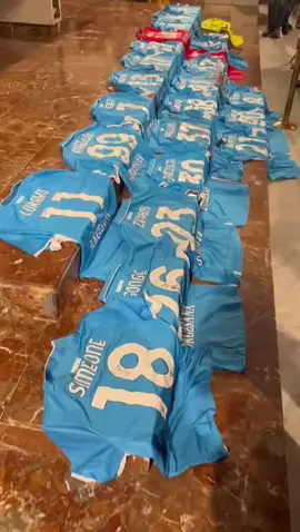 Oggi l’ultimo saluto al piccolo Daniele, tifoso azzurro che resterà sempre nel cuore di tutti noi 💙 Chiesa gremita per la cerimonia celebrata dall’Arcivescovo Battaglia: presenti Edo #DeLaurentiis e Tommaso Bianchini in rappresentanza della Società Sportiva Calcio #Napoli. 