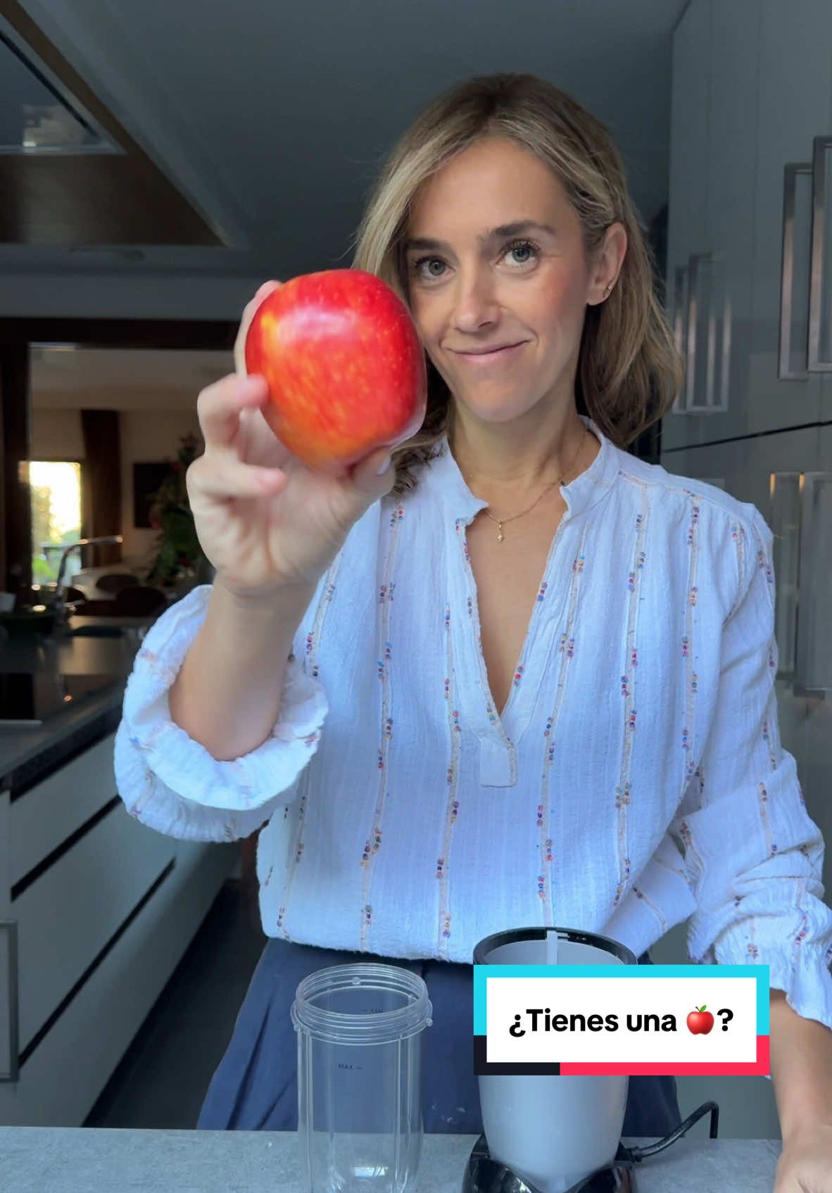 BROWNIE SIN HARINAS, una receta fácil, deliciosa y muy saludable. Si eres amante del chocolate, tienes que hacer esta receta de borwnie sin harina, sin azúcar, fácil y muy rico. Es una idea de postre o merienda bajo en carbohidratos que te va a encantar. Ingredientes para 1 o dos personas: 1 manzana 1 huevo  6 nueces 1 cucharadita polvos de hornear 2 cuchara sopera cacao en polvo 0% Chips de chocolate sin azúcar Elaboración: Pela y trocea la manzana, pon en un vaso junto con el huevo, el cacao y los polvos de hornear, tritura. Pon en un molde la mitad de la masa, añade las nueces y cubre con el resto de masa, pon los chips de chocolate y lleva al microondas durante 2/3 minutos a máxima potencia, si cuando lo saques ves que sigue blando, añade unos segundo más hasta que lo veas bien cuajado. Deja enfriar y disfruta. Espero que os guste tanto como a mí, gracias por todos vuestros comentarios y que tengáis un bonito día. #browniesinharinas #browniedemanzana #browniesaludable #browniesingluten #glutenfreerecipes #ketorecipes #lowcarb #postresinharinas #postrefit #chocolate #chocolatelovers #recetasfit #healthydessert #sinharinas #singlutenydelicioso #browniefit #postresinlacteos #cocinafit #dulcesaludable 