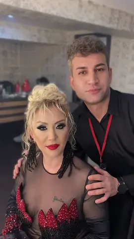 Muhteşem Solistim 🌹Güllü 🌹ile sahneye hazırlık! Her performansında ışıltısıyla göz kamaştıran 🌹Güllü' 🌹solistimin Her fırça darbesiyle büyüleyici bir güzellik 😍sahneye doğru adım adım ilerliyoruz .🫶 #güllü #konser #izmir @Güllü Official ❤️