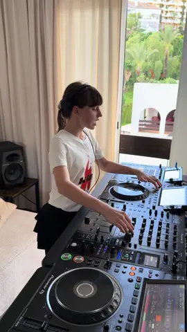 I’m UNSTOPPABLE today, I love this song and I hope you will like my mix too 🎶🔊🥳💃