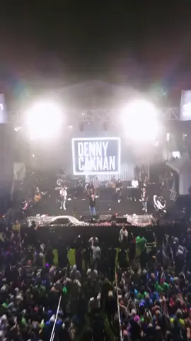 Gak ketok goyangane tp ketok antusiase, Udan deres bukan menjadi penghalang, selagi janur kuning belum melengkung. 07.01.2025 blitar welL 🍀 #dennycaknan #dcmusic #konser #tiktok #dclive #dangdut #ngeroadsampektuwek #dcproduction 