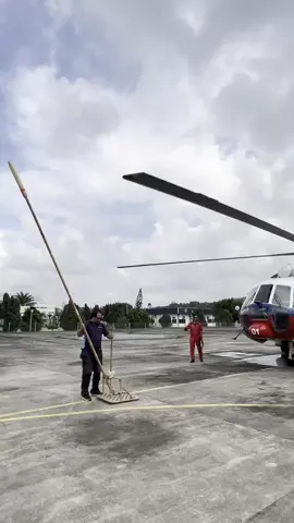 Did you know that #helicopter #blade tracking is essential for a safe and stable #flight? In this video, we adjust the blades to reduce #vibrations, enhance #performance, and ensure maximum #safety. A crucial #step in #aeronautical maintenance! 😎😎🤯🤯 #fyp 
