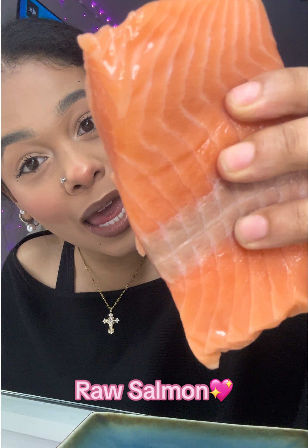 Yall seriously this salmon was so fresh and buttery! It was soooo good like I kid you not! I also get my sushi grade fish online for the ones wondering.💖💖💖💖💖💖💖💖💖💖💖 #fyp #fypシ #fypシ゚viral #trendingvideo #viralvideo #viraltiktok #shorts #eating #mukbang #asmr #buldak #salmon #sashimi #creatorsearchinsights  @AaronMichelle🩷 @Buldakbabes 