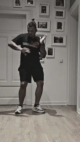 Meine Lieben,  Ich wünsche euch ein gesundes neues Jahr 🙌🏾 bleibt wie ihr seid und nur das Beste für Euch . Leider bin ich noch nicht dazu gekommen neue Motivation für Euch zu schaffen, daher gibt es die Woche noch was aus den Entwürfen der letzten Zeit.  Aber ich denke das geht klar . Habt einen schicken Abend ich freue mich auf das Jahr mit Euch 🕺🏽#oldschool #dance #vibes 