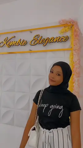 Slay on a bughet♥️and don't forget to follow her@kembieelegance #kenyantiktok🇰🇪 #mombasatiktokers #mtwapatiktoker #kilifitiktokers #shanzutiktokers❤⚡ #tanzaniatiktok #swahilitiktok #salon #beauty #makeup #fyyyyyyyyyyyyyyyy 