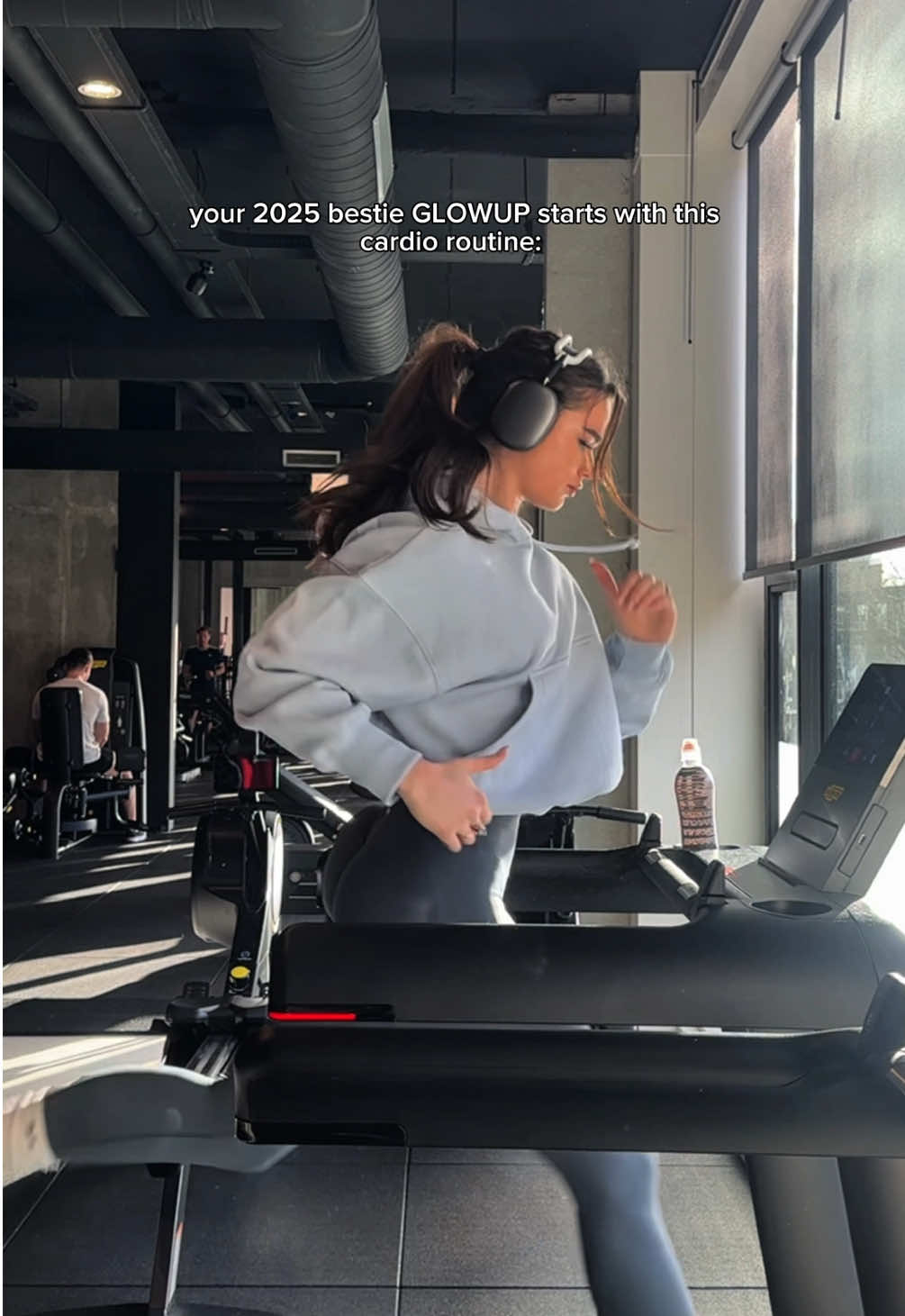 Your 2025 DREAM BODY is loading - let's GET IT GALS !!! 🌟 The routine: 1. ﻿﻿﻿Stretch 2. ﻿﻿﻿5 minute walk 3. ﻿﻿﻿3 minute easy warmup run 4. ﻿﻿﻿INTERVAL SPRINTS (the real deal), 30 seconds on - 30 seconds rest x 10 Doing these consistent makes such a difference in my overall physique + makes me feel 10 x fitter. The perfect cardio routine to lose fat, while keeping your glutes (we all know this has to be in a combination of either a calorie deficit/ maintenance!!!). Who's ready to glow up ans build their dream bodies in 2025? Wearing full @DFYNE dissy code: PUCK ;)  @GladysPhillip  #gymgirl #gym #glutes #cardioworkout #GlowUp #gymgirlsoftiktok #Zyxbca #xybca #fyp #foryou 