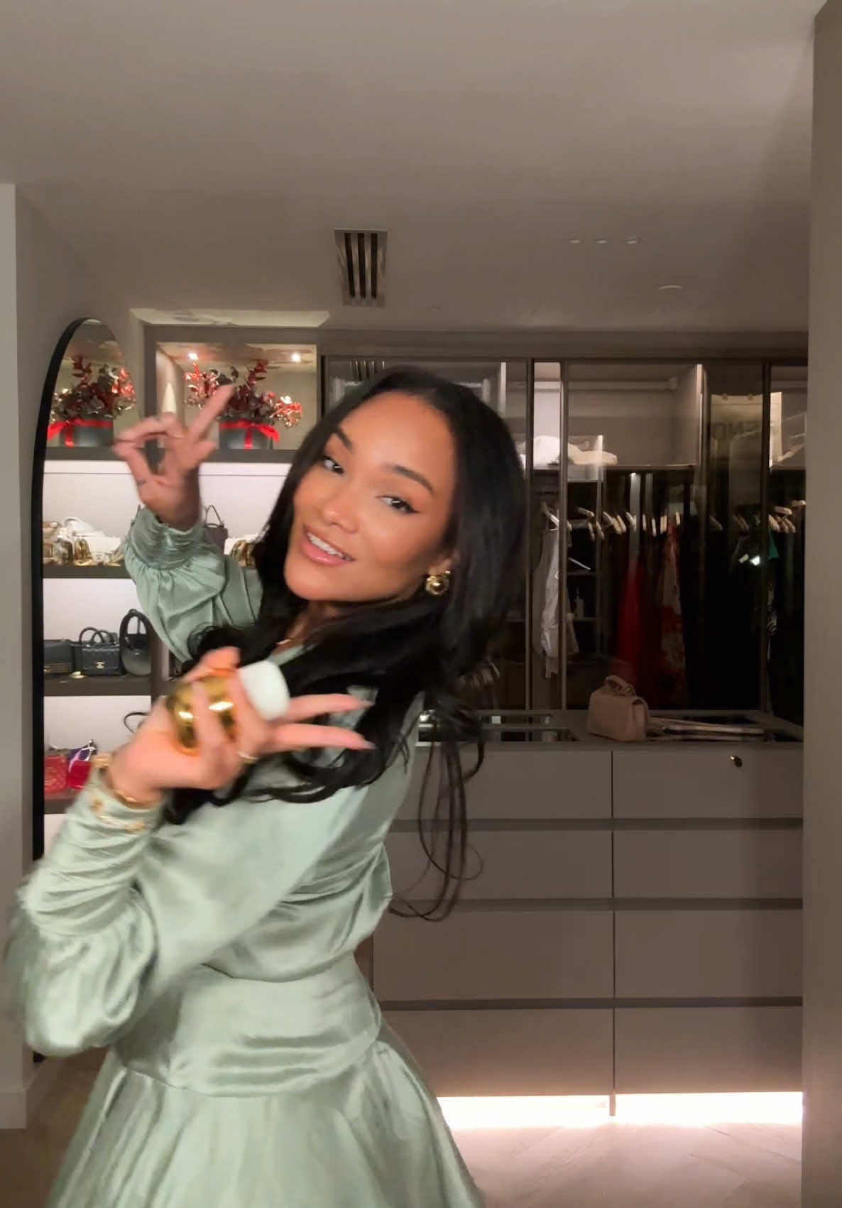 Step into the new year complimenting your aura with the perfect new fragrance: Golden Rule by @Phlur Fragrances . #PhlurPartner #phlur #Phlurfragrance