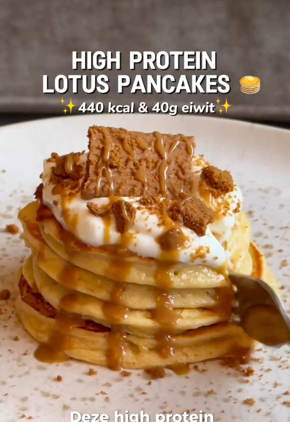 Snelle & eiwitrijke Lotus pancakes 🥞✨ 40g eiwit & 440 kcal voor de hele stapel! Recept ⤵️  Ingrediënten:  ▫️125 gram magere kwark ▫️1 ei ▫️40 gram zelfrijzend bakmeel  ▫️1 tl suikervervanger ▫️15 gram vanille eiwitpoeder, ik had de ‘zero diet whey’ van @prozis (code INDI voor korting)  ▫️Snuf zout ▫️5 gram halfvolle boter  Topping: ▫️1 lotus koekje ▫️5 gram speculoos ▫️2 el magere kwark ▫️1/4 tl suikervervanger  Bereidingswijze: 1. Meng het zelfrijzend bakmeel, de eiwitpoeder, een snufje zout en de suikervervanger met elkaar. 2. Voeg dan de magere kwark en een ei toe. Mix tot een glad beslag.  3. Verhit een beetje boter, olie of bakspray en bak de pannenkoekjes gaar en goudbruin aan beide kanten.  4. Voor de topping meng je de magere kwark met 1/4 tl suikervervanger.  5. Smelt de speculoos even kort in de magnetron.  6. Stapel de pannenkoekjes op elkaar. Top af met de magere kwark, een Lotus koekje en speculoos.  Geniet ervan! 🤤  #eiwitrijkerecepten #highprotein #gezondeleefstijl #afvallen #afvallenzonderdieet #eiwitten #gezondontbijt #recepten #afvallentips 