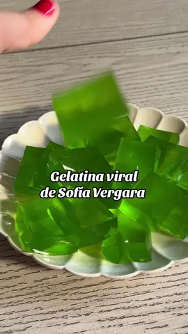Ingredientes: -1 litro de agua  -5 bolsitas de té verde -2 sobres (7 g c/u) de grenetina sin sabor -1 bolsa de gelatina de limón (que sea para un litro de agua, puedes buscar opción sin azúcar)  #fyp #contentcreator #foryoupage❤️❤️ #Receta #recetasfaciles #postres #gelatina #sofiavergara 