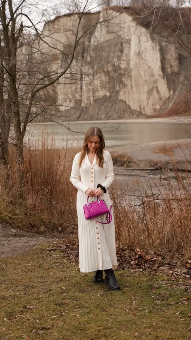 Hast du schon von den Scarborough Bluffs bei Toronto gehört? 🏞️ Ein wahres Naturparadies direkt vor den Toren der Stadt – die 90 Meter hohen Klippen bieten spektakuläre Ausblicke auf den Ontariosee. 🌊 Perfekt für einen Tagesausflug voller Wanderungen, Picknicks und Sonnenuntergänge. 👉 Highlights: - Bluffer’s Park Beach: Kristallklares Wasser und ein ruhiger Strand zum Entspannen. - Wanderwege: Erkunde die Trails entlang der Klippen für atemberaubende Fotomotive. - Picknickplätze: Ideal für eine Pause mit Seeblick im Sommer. Hast du die Scarborough Bluffs schon besucht? Teile deine Erlebnisse oder Fragen in den Kommentaren! 👇 #ScarboroughBluffs #TorontoAdventures #TravelGuide #NatureLovers #CanadaDestinations #OutdoorAdventures #Wanderlust #ExploreCanada #OntarioNature #ScenicViews #torontolife #toronto #toronto_insta #torontoblogger #torontostyle #travel #travelblogger #travelgram #travelcanada #travelcanada🇨🇦 
