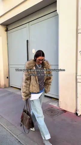 Je vais mettre ces tee shirts tout le temps je vous préviens !! @Miu Miu  #miumiu#OOTD#lookdujour#fashiontiktok#imageconsultant#fashioninspiration#pourtoi#miumiu 