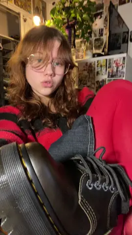 doc martens and red tights might just be the best combo!! ⭐️ #OOTD 