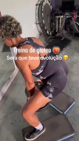 Quer ter glúteo grande e redondinho? Realize esse exercício, agachamento sumô.🍑 . . . . . #sonho #vidafitness  #amorpormusculação #treinofeminino  #projetoverao #treinodegluteosparamulheres #treinodeinferiores #musculacaoporamor♥️ #determinacao #foconoobjetivo 