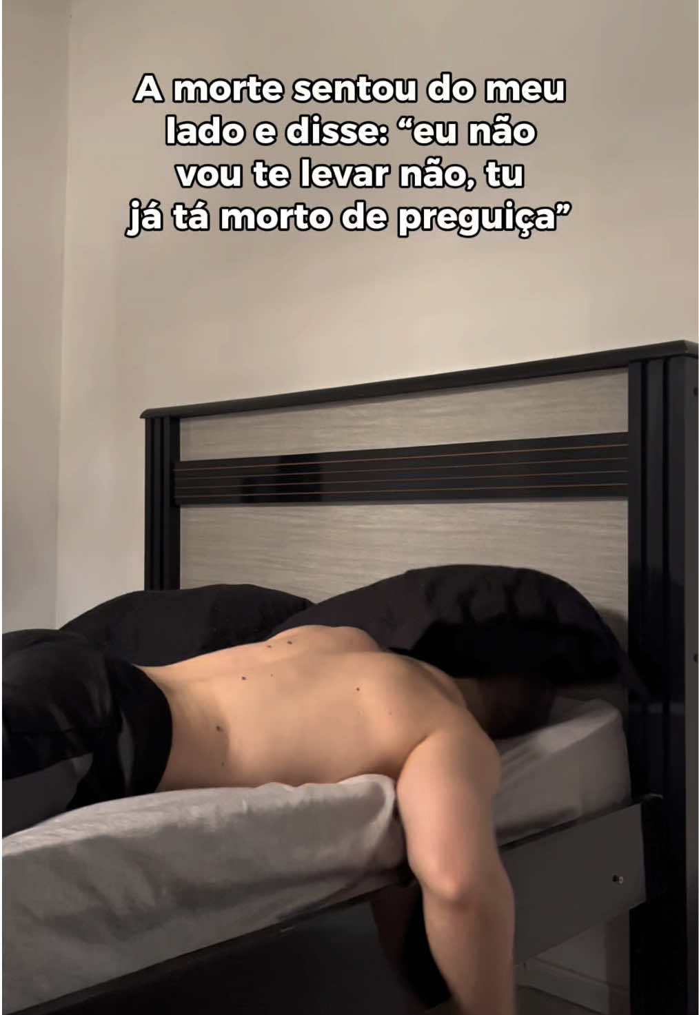 É pra ficar feliz ou não? Kkk . . #cama #preguica #memes #mortodepreguiça #engraçado #funny 
