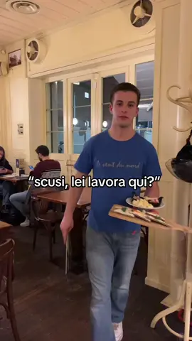 ma va, faccio solo il ragazzo immagine☺️ #perte #foryou #fyp #milano #brasserie #ristorazione #ristorazione #portaromana #fondazioneprada #vitadacameriere #cameriere #leventdunord #food #cozze #tartine #birra #moules #draftbeer #fan 