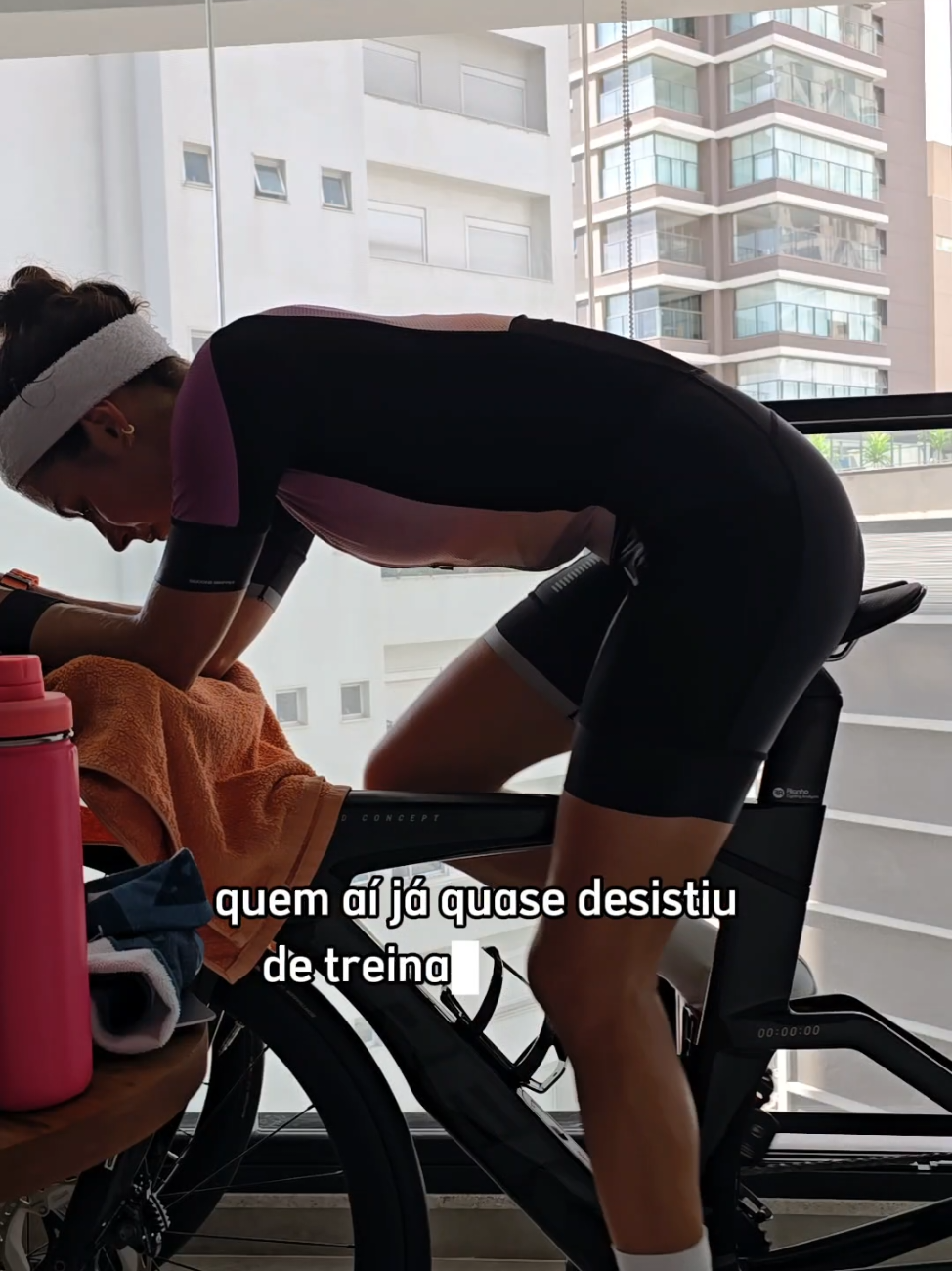 Colocar a bike no rolo sem sofrer? Sim, é possível! 😅 Quem nunca perdeu um bom tempo (e a paciência) tentando colocar a bike no rolo? Eu já passei por isso, mas aprendi o jeito certo 🙏🏻 👉 Dica de ouro: ajustar as marchas e mexer no câmbio são o segredo pra tudo encaixar como mágica! Mostro tudo no vídeo ✨ E falando em treino: não esquece da hidratação, principalmente nos treinos indoor. 💧 Eu sempre tomo @liquidz_br pra repor os sais minerais perdidos — prático, eficiente e essencial pra manter a performance! Salva essa dica, compartilha com aquele amigo que ainda sofre com o rolo, e bora pedalar sem estresse! 💪 #rotinadetreino #ciclismo #treinoindoor #bikenorolo #vidadetriatleta #nadapedalacorre #hidratação #Liquidz