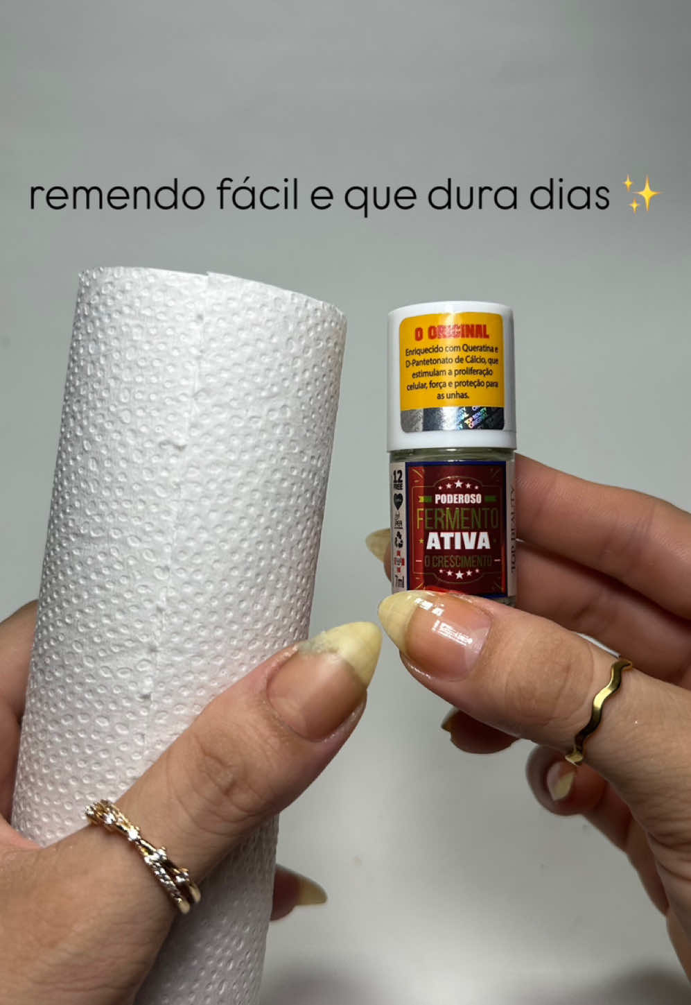 Fui imune a maldição de fim de ano, mas não a mim mesma: acabei cortando a unha enquanto cortava umas cebolas 🤣🤣  Como foi bem no cotoco, optei por um remendo com papel toalha e base !  Sim, só isso, nada de super cola que agredi as unhas 👀 Já fiz esse remendo ano passado e ele tem uma durabilidade excelente, aguenta até 02 remoções do esmalte 😱  Já salva pra quando precisar ❤️‍🩹 #remendodeunha #unhasnaturais #unhaquebrada #cuidadocomasunhas #CapCut 