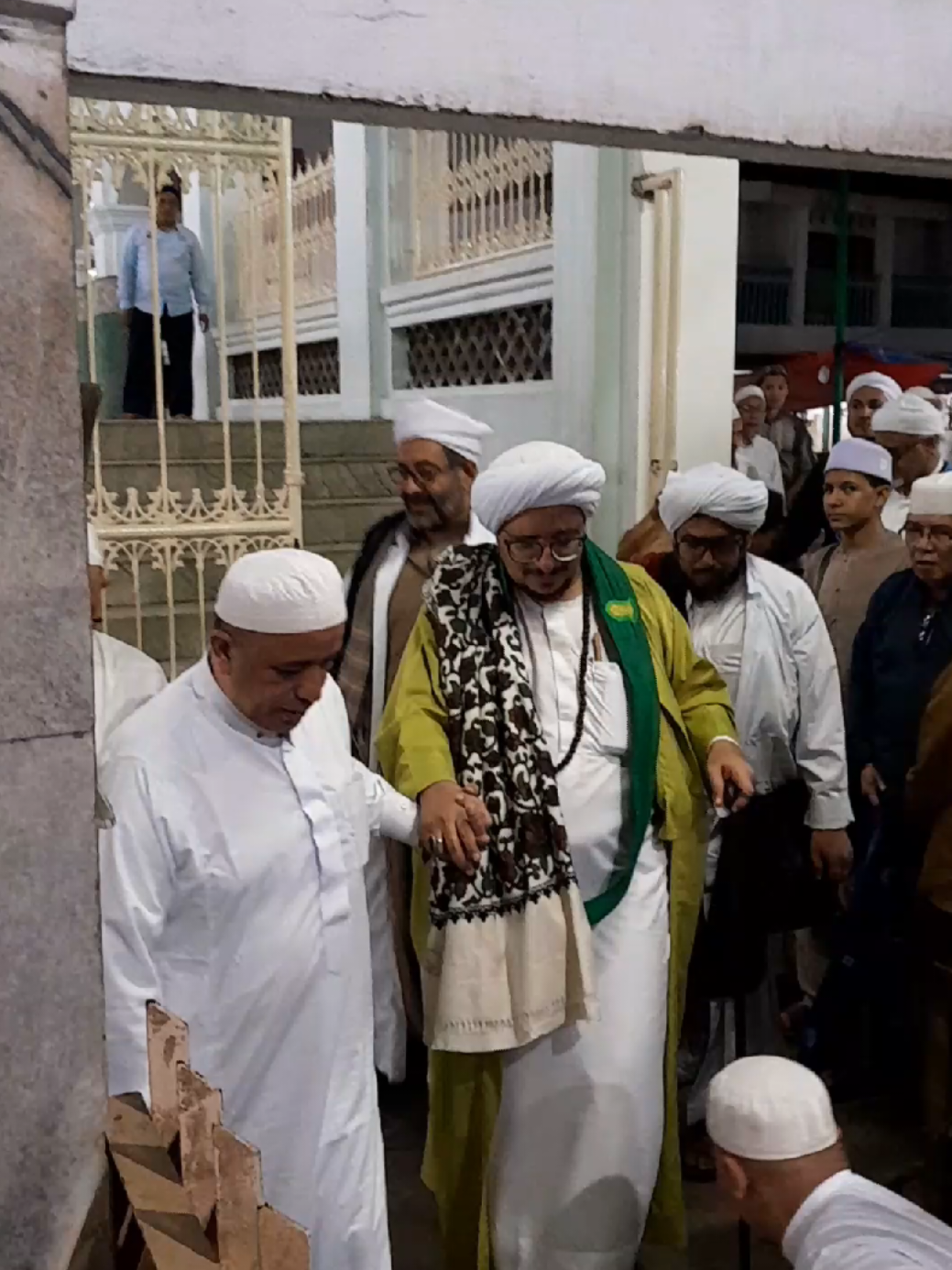 Sayyidil Habib Muhammad bin Al-Munshib Al-Habib Ali bin Abdul Qodir Al-Habsyi (Cicit pengarang kitab Maulid Simthud Durror) bersama Habib Hasan Abdul Qodir Al-Atthas  #fyppppppppppppppppppppppp #fypage #fypシ #fy #maulid #maulidnabimuhamammadsaw #habaib #habaib #baalawi #simtudduror #solo #haulsolo #kramatempangbogor #habibalialhabsyi 