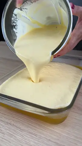 Meus filhos adoram essa sobremesa! Eles sempre me pedem pra fazer. Ingredientes: 50 g de gelatina sabor abacaxi 300 ml de água quente 300 ml de água gelada 400 ml de água quente 50 g de gelatina sabor abacaxi 400 g de leite condensado 400 g de creme de leite Tempo de preparo: Geladeira até firmar