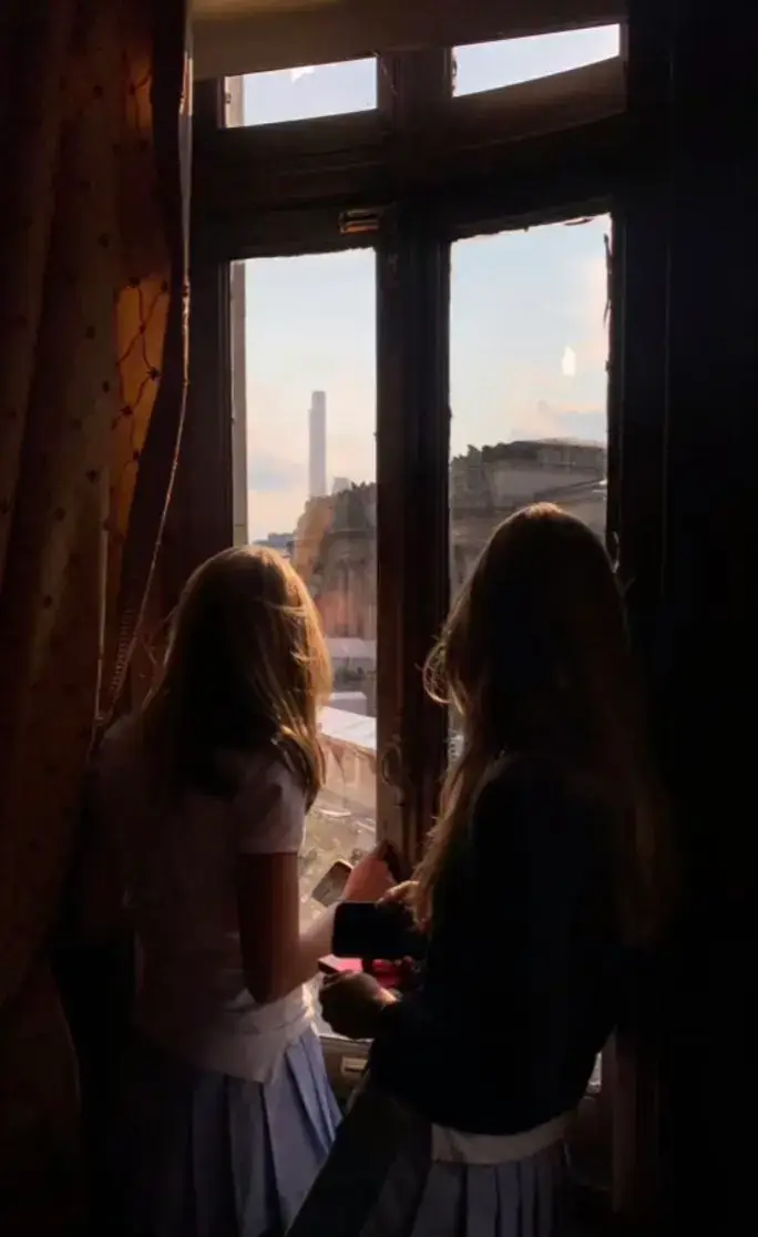 عندما نظرتُ إليكِ ظننتكِ مثل أي فتاة فتاة عادية إستحاله أنَّ تجعل شخصاً مُغرم بها بجنون عندما نظرتُ إليكِ لوهلة لم أبالي بكِ لكنني عندما نظرتُ إلى تُلك الأعيُن فكل ما أتى فبالي كيف اكسبكِ كيف اخلق الأعذار لكي تصبحين روتين من يومي أصبح كُل تفكيري بكِ أصبحتُ كل يوماً أرى نظره من تلك  الأعيُن وكم أريدُ أنَّ أرى هذه الأعين  لدّهر وليس لثواني أصبحتُ مُغرمة العن المسافات التي تُبعدنا عن بعض واخلقُ الأعذار لكي اتوجهه لحجه لكي اتواصل معكِ  آه من عيَنيكِ الساحرة  فإنني عندما أنظر إليها  اذهب إلى كوكب آخر  أنسى وجودي في هذه الكوكب #foryoupage #2025 