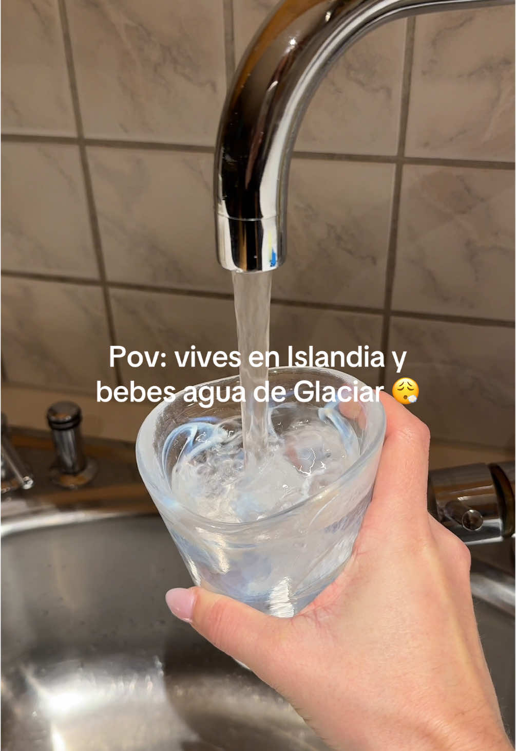 El mejor agua que he probado en mi vida 🇮🇸😮‍💨 #islandia #iceland #glacier #glacierwater #reykjavik #solotravel #solotraveler #solotravelwoman 