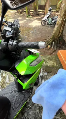 Waxouse Drying Edgeless Microfiber adalah solusi terbaik bagi Anda yang menginginkan hasil pengeringan yang cepat, aman, dan sempurna untuk mobil kesayangan. Dengan ukuran 40x40 cm dan ketebalan 420 gsm, handuk microfiber ini dirancang tanpa tepi (edgeless) untuk menghindari risiko goresan pada permukaan kendaraan. Terbuat dari serat microfiber berkualitas tinggi, Waxouse Drying Edgeless Microfiber sangat cocok untuk mengeringkan body, kaca, dan interior mobil dengan maksimal. Fitur Utama: 1. Material Premium: Dibuat dari serat microfiber berkualitas tinggi yang aman dan lembut untuk semua permukaan kendaraan. 2. Daya Serap Maksimal: Mampu menyerap air dalam jumlah besar sehingga hanya membutuhkan beberapa usapan untuk hasil kering. 3. Desain Edgeless: Desain tanpa tepi yang mengurangi risiko goresan pada permukaan, aman untuk penggunaan berulang kali. 4. Tidak Meninggalkan Serat atau Goresan: Tidak hanya efektif, tapi juga memastikan hasil kilap sempurna tanpa jejak serat. 5. Cocok untuk Semua Jenis Kendaraan: Ideal digunakan untuk mobil, motor, hingga interior rumah atau peralatan rumah tangga. Spesifikasi Produk: Ukuran: 40x40 cm ukuran ideal untuk penggunaan yang mudah dan nyaman di seluruh bagian mobil. Ketebalan: 420 gsm - memberikan kelembutan ekstra dan daya tahan optimal untuk pemakaian berulang. Daya Serap Tinggi: Menyerap hingga 500ml air dalam sekali usap, menjadikan proses pengeringan cepat dan efisien. Varian Warna: Abu-abu, Biru, Orange, dan Kuning – hadir dalam pilihan warna menarik yang cocokdengan gaya Anda. Cara Perawatan: Cuci menggunakan air bersih setelah pemakaian untuk menjaga daya serap. Hindari penggunaan pemutih atau pelembut kain agar serat microfiber tetap optimal. Keringkan secara alami dengan cara digantung atau dijemur, tanpa dijemur langsung di bawah sinar matahari. Kenapa Harus Waxouse Drying Edgeless Microfiber? Produk ini diciptakan untuk mereka yang peduli dengan kualitas dan keamanan dalam perawatan kendaraan. Tidak hanya mengeringkan dengan cepat, handuk ini juga memberikan hasil akhir yang bebas dari goresan dan jejak serat. Pilihan warna-warna menarik menjadikan produk ini lebih dari sekadar handuk pengering, tetapi juga sebagai bagian dari gaya hidup otomotif Anda. Note: Harga tertera adalah harga satuan, silahkan pilih varian warna yang Anda inginkan. Perhatian: Jika stok warna yang Anda pilih tidak tersedia, kami akan mengirimkan warna random berdasarkan stok yang ada di gudang kami. #drymicrofiber #kainlap #kainlapmicrofiber #kainlapmicrofibermurah #kainlapviral #fypシ 