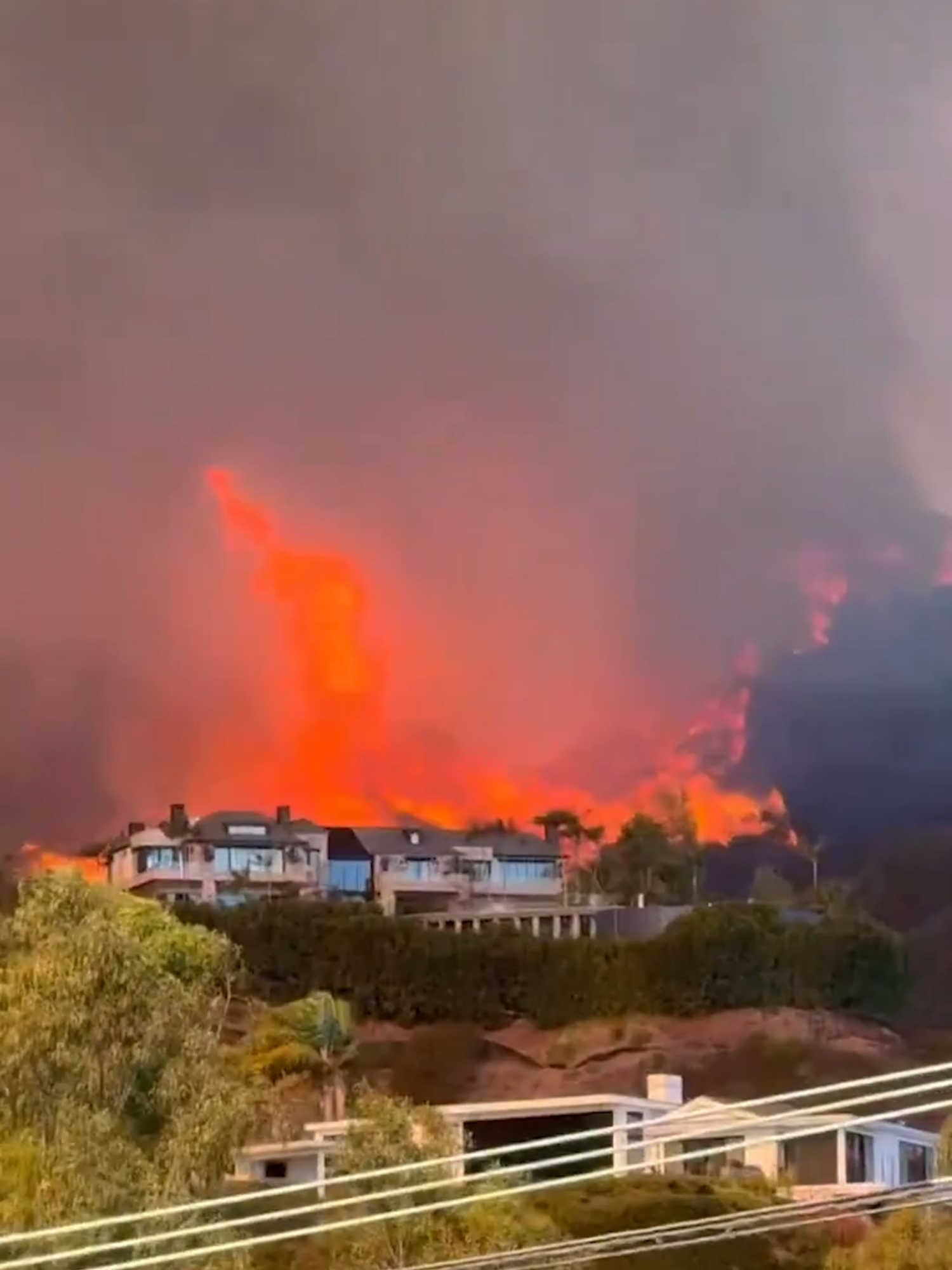 Residentes de Palisades abandonan sus vehículos mientras un incendio se aproxima rápidamente en California. #Latinus #InformaciónParaTi