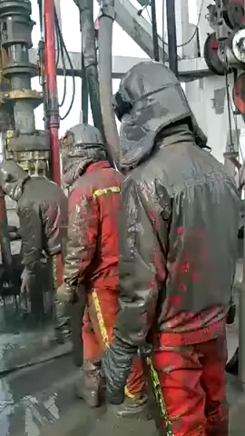 Oil workers were sprayed with mud all over the wellhead #oilfieldservices #petroleum #oilman #oilwell #oilwelldrilling 