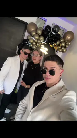 🙏🏼Amigos y familia 🙏🏼 Realmente pasas momentos exactos con personas exactas, Que te enseñan y te muestran el mundo desde distintos puntos. ⚜️ @Wape Garcia @SOYCRISTIAN🗽  #compitas #amigos #amistadesamigo 