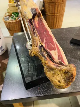 Ever seen prosciutto served like this? 🐖 In Switzerland, it’s all about tradition and presentation. This leg of pork is perfectly cured, and once you slice into it, you get that rich, red meat full of flavor. It’s the kind of thing that makes you appreciate the art of food. Would you try a slice of this? Or better yet, what’s your favorite cured meat? Let me know in the comments! #Prosciutto #SwissFood #FoodieAdventures #TravelEats #CuredMeat