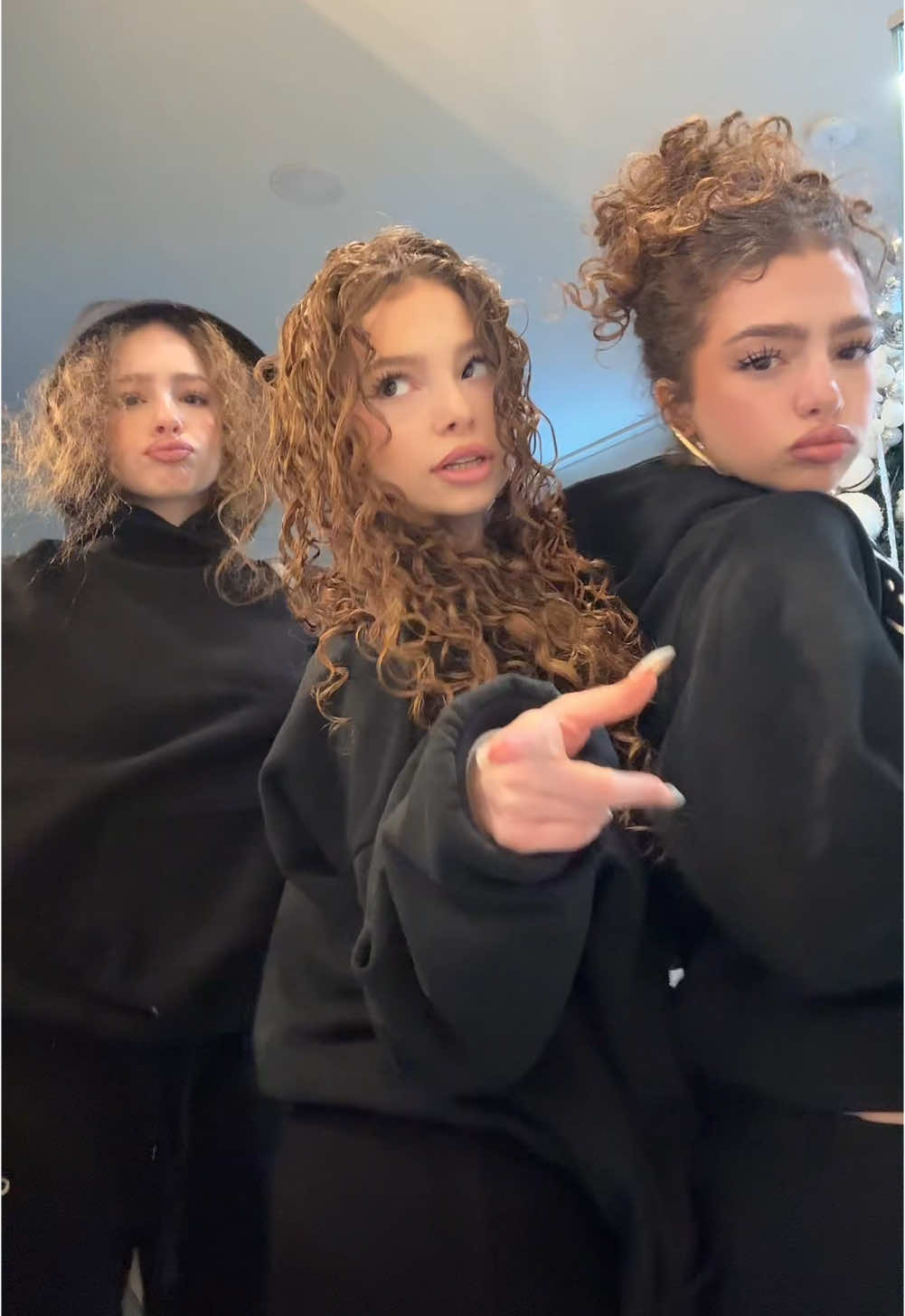 Had to do this with my sisters @Eliana Kalogeras @demitrakalogeras 